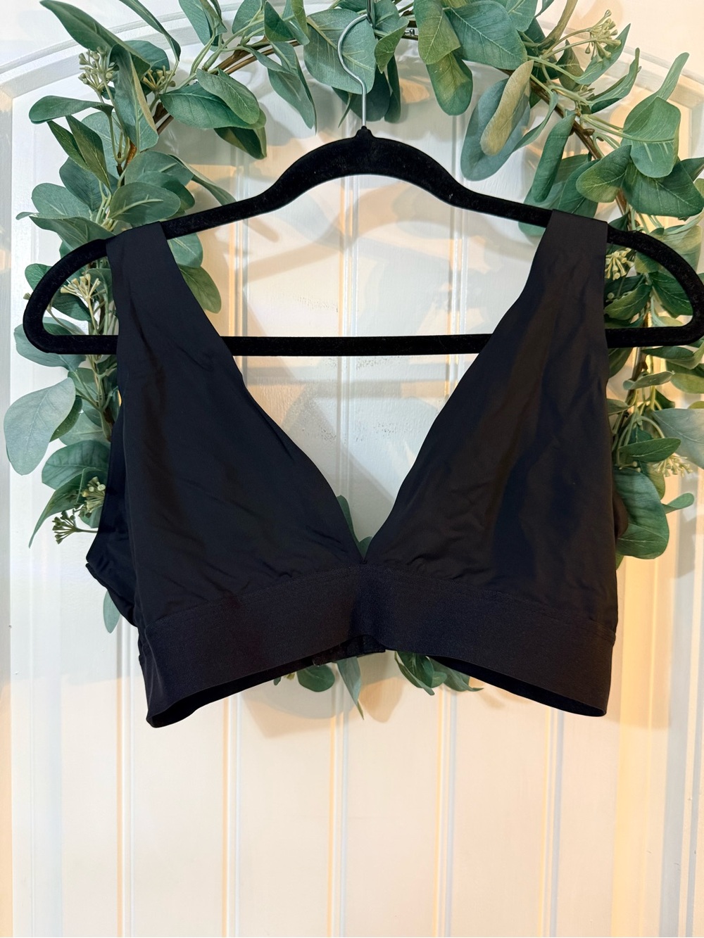 💫4/$25 • Black Seamless Wireless V-Neck Bralette